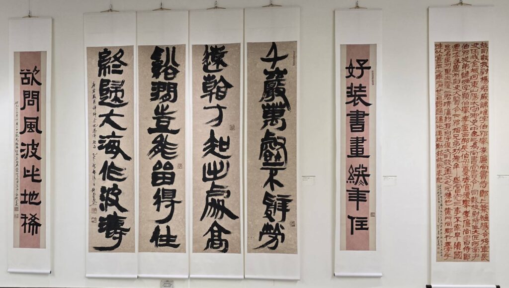 ▲雲心書會指導老師施春茂教授的展出作品,連屏的特色與氣勢,呈現雄強唯我的形式展現,令人推崇備至。(記者 辛澎祥/攝)