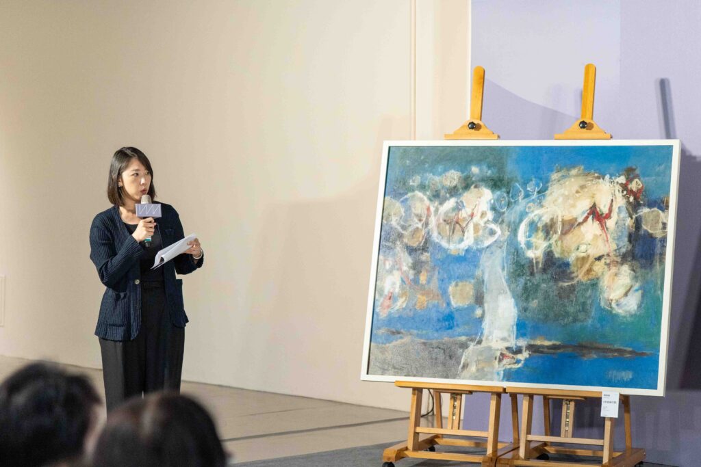 台中市立美術館賴依欣館長介紹作品。(圖/文化局提供)