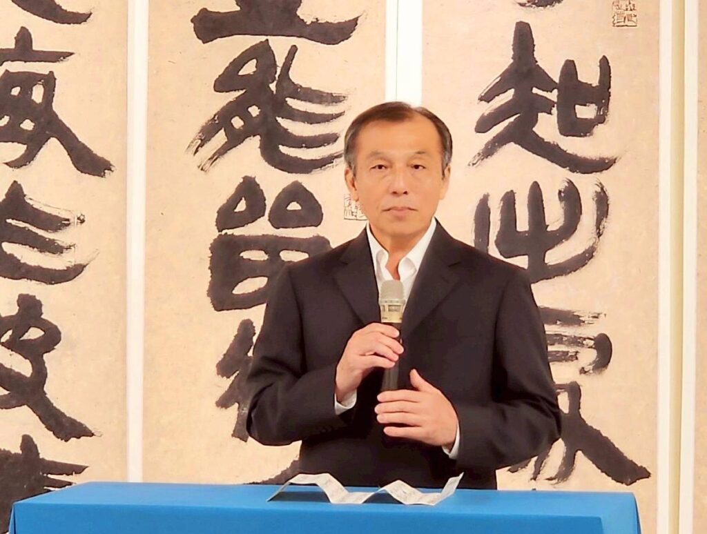 ▲雲心書會會長劉璋垣以主辦單位的立場說明這次主辦施春茂師生聯展的正面意義,並期待書界能交流觀摩,建構書藝傳承的美好未來。(圖/雲心書會 提供)