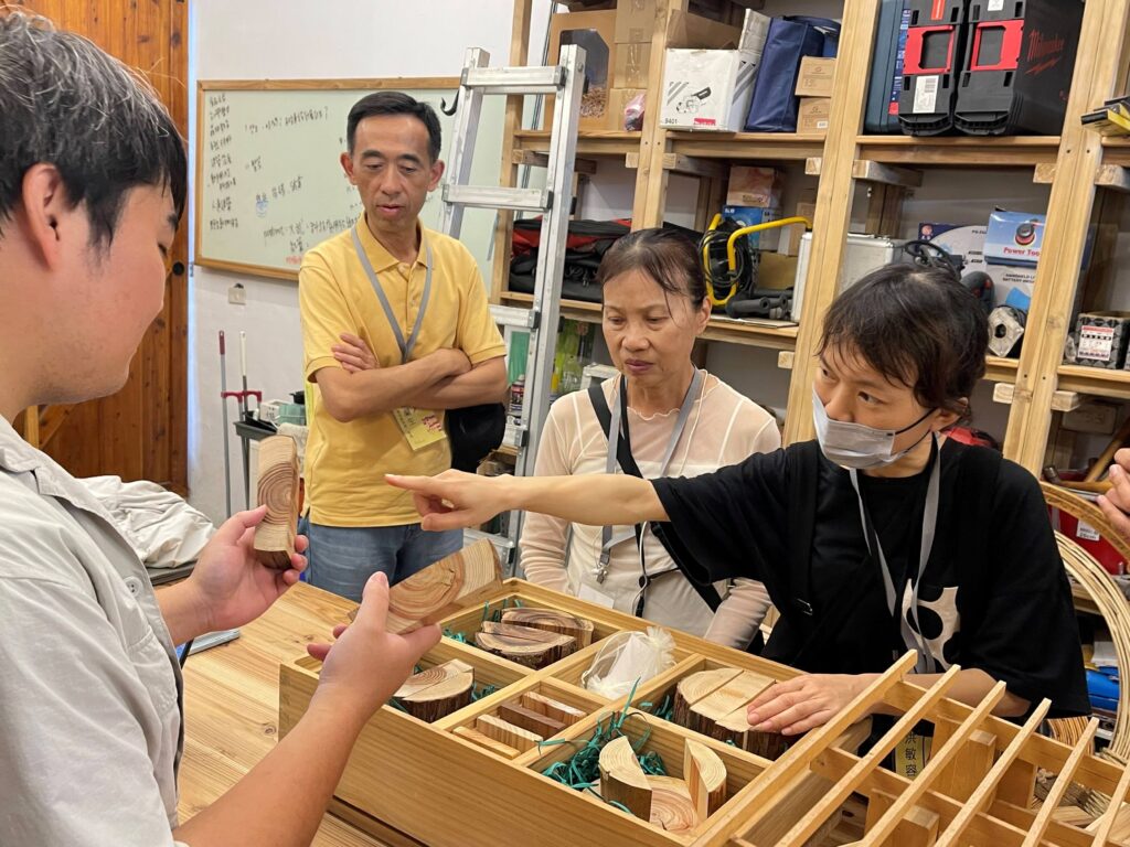 學員於義築協會工作站認真請教各種木材之間的差異。(圖/國父紀念館提供)