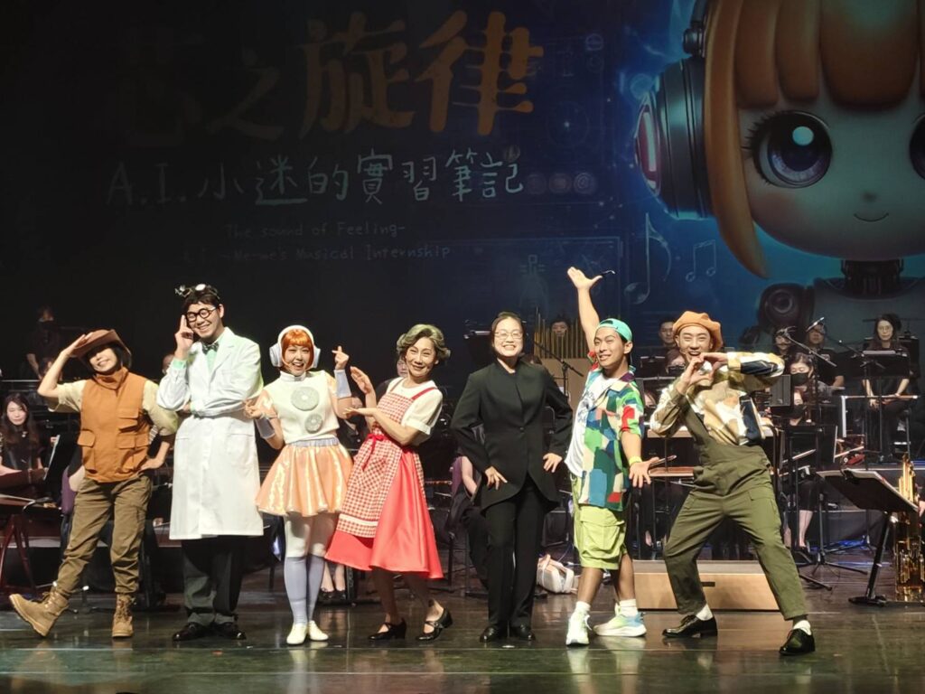 演員孫克薇(左起)、傅介瑋、馮先芝、朗祖筠、指揮張尹芳、演員鍾博淳、李胤碩合照 。(記者 陳安婷/攝)