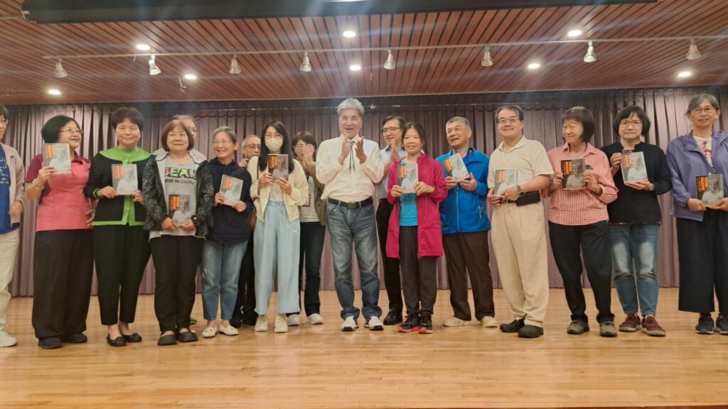 李鴻源教授與獲得贈書民眾合影。 (圖/大墩文化中心提供)