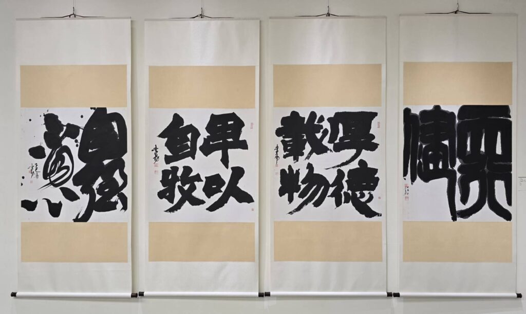 ▲展出作品中可見創作者渾厚有力的筆觸,格外引起觀者的注意。(記者 辛澎祥/攝)