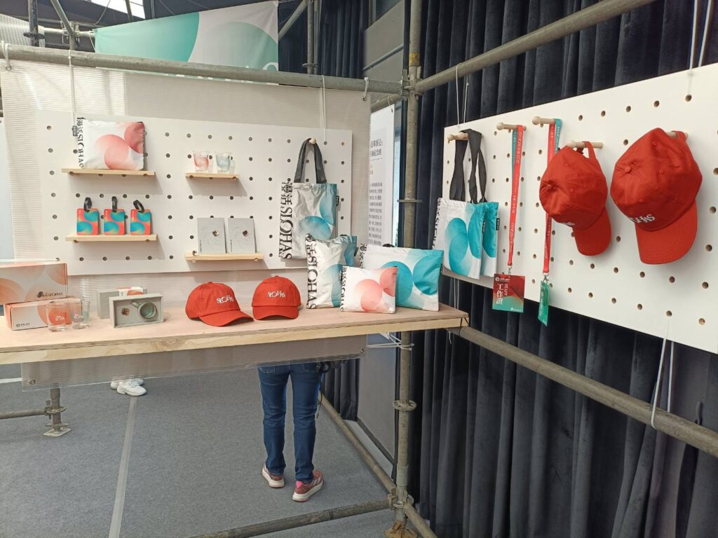 ▲展出中的工藝產品,精緻且具品味。(記者 辛澎祥/攝)