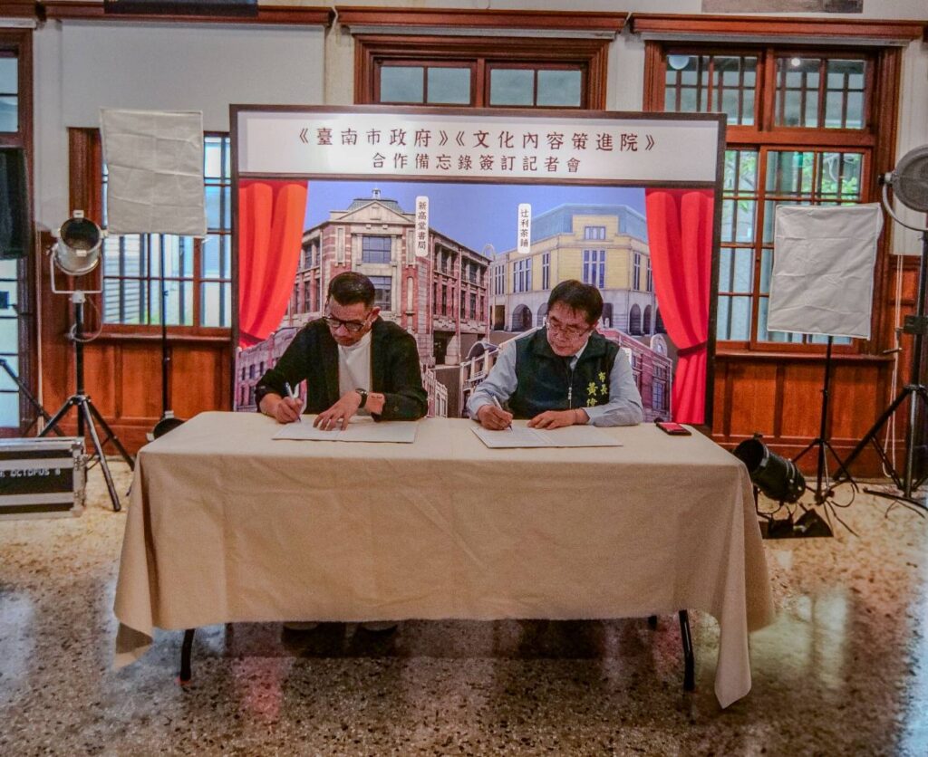 ▲文策院董事長蔡嘉駿(左)與臺南市市長黃偉哲簽署合作意向書。(圖/文策院 提供)
