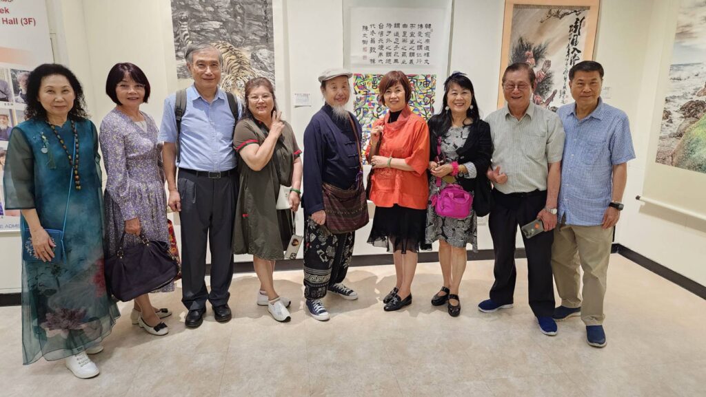 ▲參展的書畫老師們在展場開心合影。(記者 辛澎祥/攝)