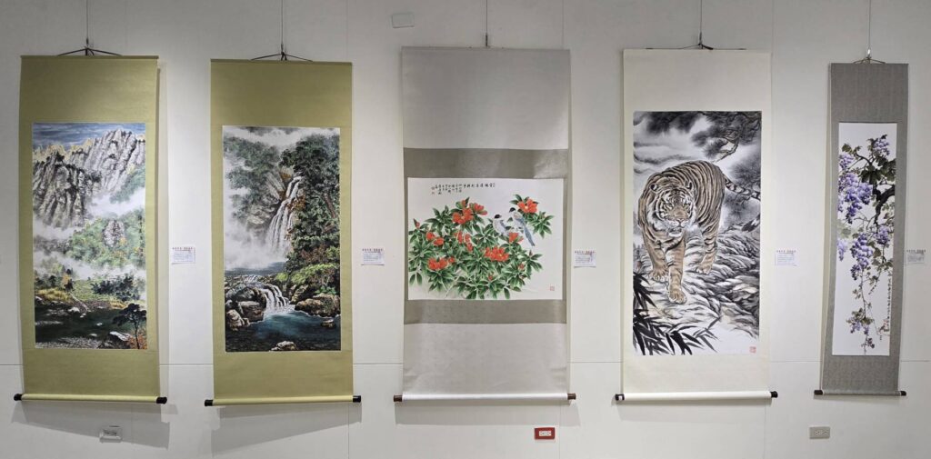 ▲畫境提昇了心境,多位水墨畫參展老師,展出了最新的創作。(記者 辛澎祥/攝)