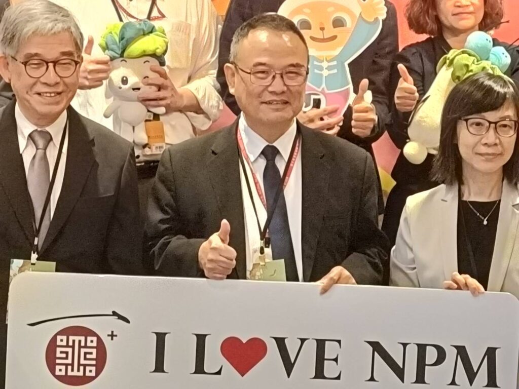▲故宮副院長黃永泰(左起)院長蕭宗煌與副院長余佩瑾率各處室主管與媒體茶敘十分開心。(記者 辛澎祥/攝)