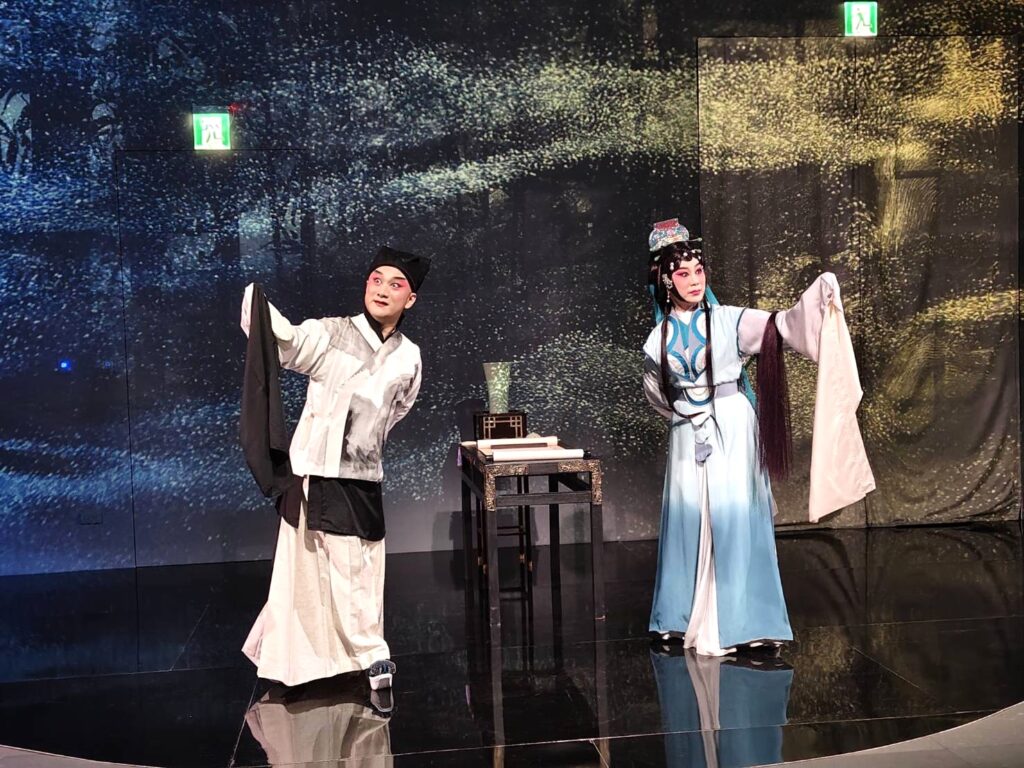 ▲溫宇航(左)陳長燕,虛實共演片段《十八羅漢圖》。(記者 陳安婷/攝 )