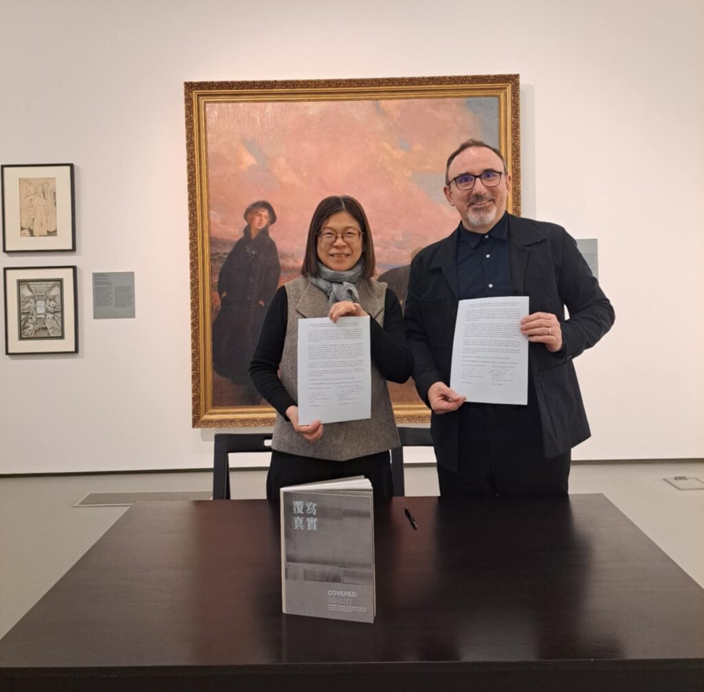  國立臺灣美術館陳貺怡館長(左)與立陶宛國家美術館總館長Dr. Arūnas Gelūnas於15日籨署合作備忘錄（MOU）。（圖/國美館提供）