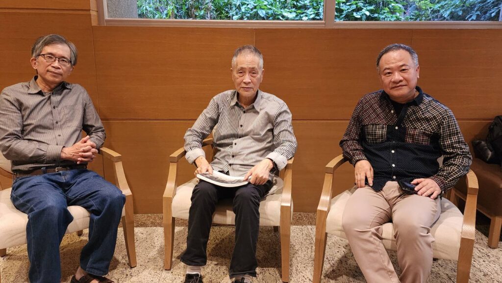 ▲廖新田教授(左起)黃孝逵老師與廣告設計師梁志榮,三人臺北難得小聚,說不完的藝術話題。(記者 辛澎祥/攝)