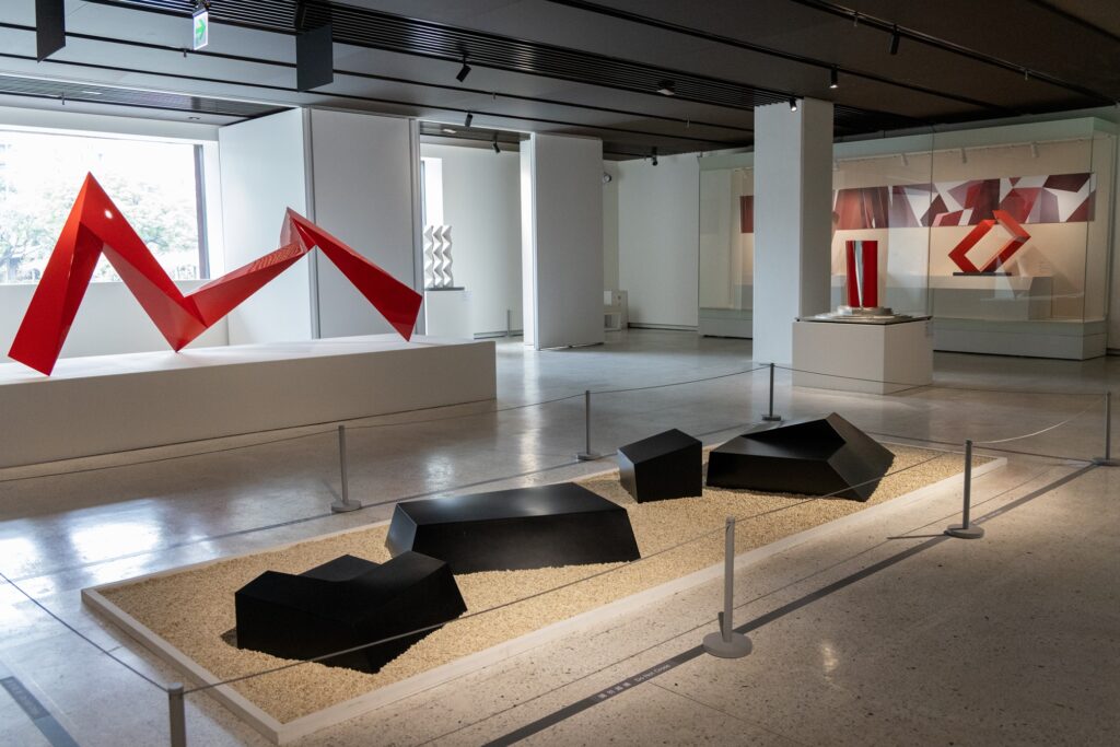「穿越世代－李再鈐個展」，介紹現代雕塑先鋒李再鈐以水墨、書法、立體裝置等多元作品。（圖/史博館提供）