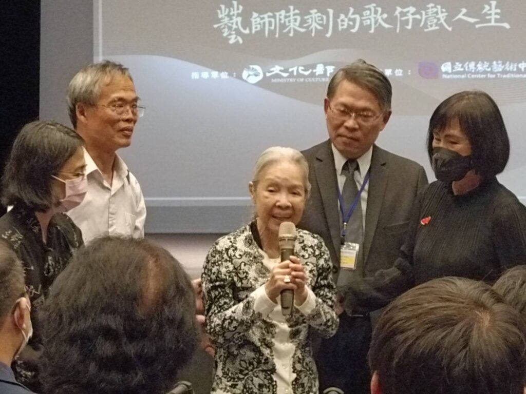 ▲知名且資深的歌仔戲藝師廖瓊枝(中)特別出席首映會,表達對陳剩老師的思念之情。(記者 辛澎祥/攝)