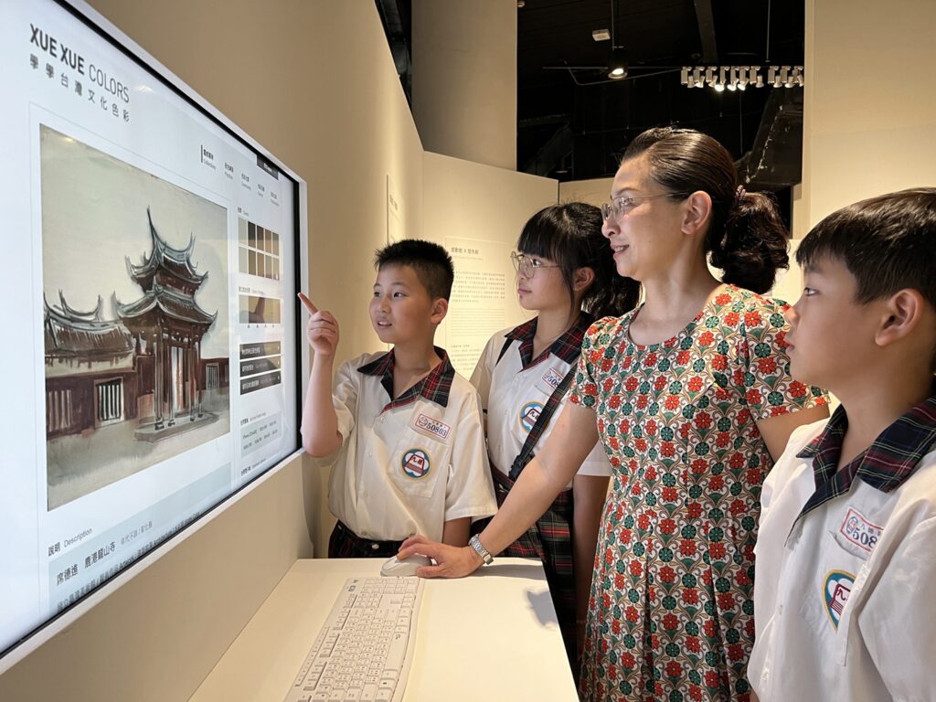 臺中市九德國小師生使用「學學台灣文化色彩網站」。(圖/國美館提供)