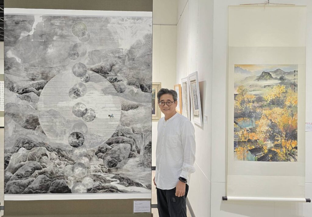 ▲劉振富以雙世圖的現代水墨畫作品展出,在展場頗受矚目。(記者 辛澎祥/攝)