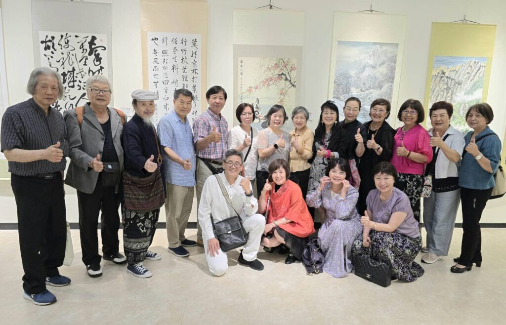 ▲參展的書畫老師們齊聚展場,作品交流展出同時,更加顯得輕鬆愉快。(記者 辛澎祥/攝)