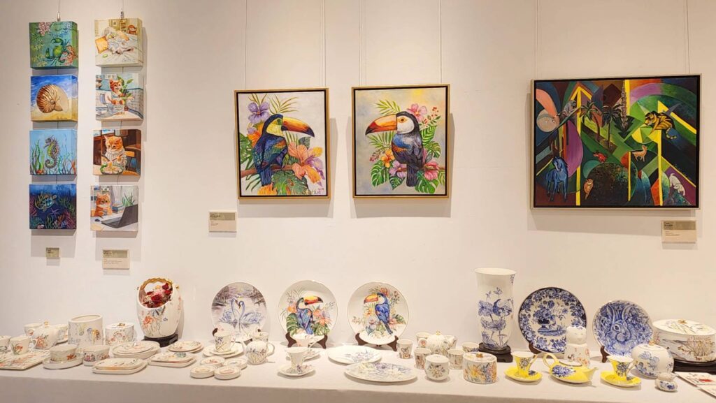 ▲展場亦展出亮麗多彩,質地精煉的陶瓷作品,相當令人驚豔。(記者 辛澎祥/攝)