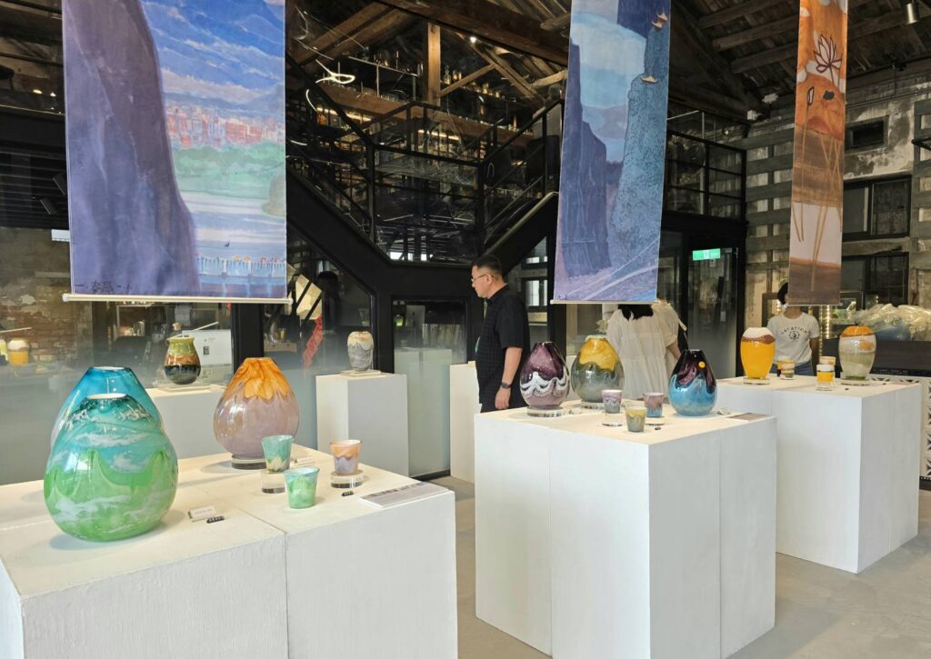 ▲紅琉璃工作坊現場展示的琉璃商品,呈現藝術自然天成的氣韻。(記者 辛澎祥/攝)