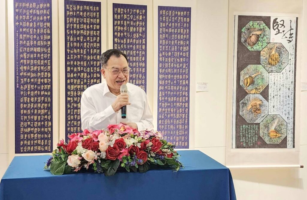 ▲前警政署副署長也是水墨畫家的蔡俊章博士,致詞時與會員老師們交流共勉,呈現書畫發展新的境界。(記者 辛澎祥/攝)