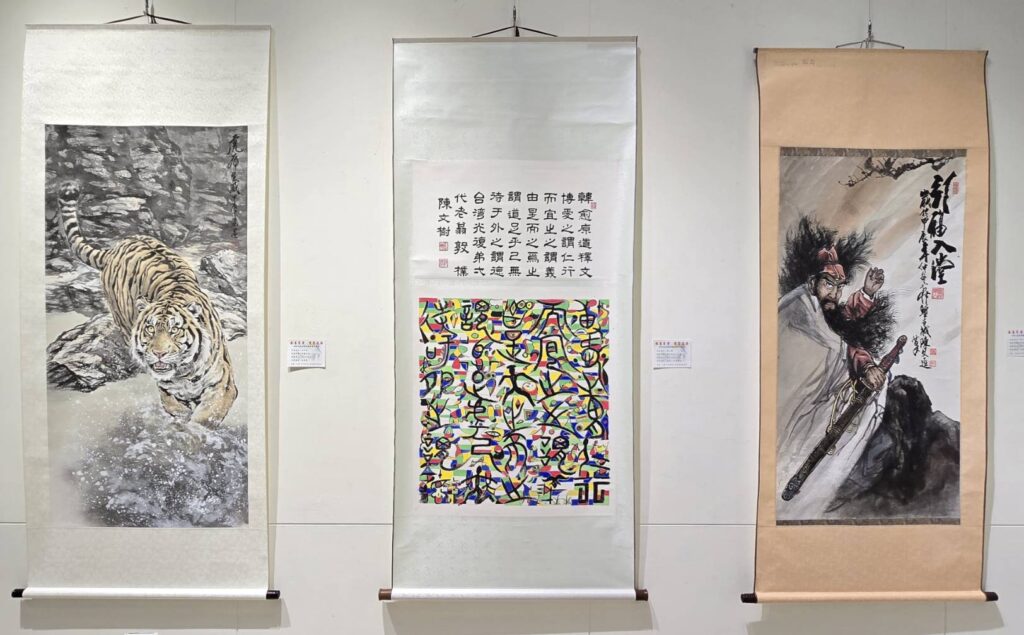 ▲現場展出黃中泰(左起)、陳文樹及陳文進老師的書畫作品,兼具傳統與現代創新之美。(記者 辛澎祥/攝)