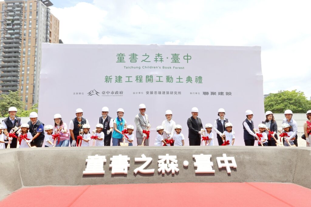 盧市長及貴賓與學童於動土典禮上共執金鏟合影。(圖/文化局提供)