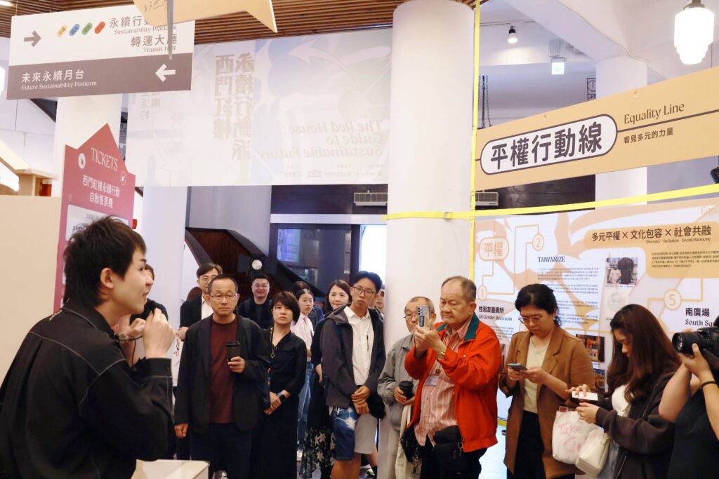 ▲主辦單位說明與導覽展覽活動的內容與推動的意義。(記者 辛澎祥/攝)