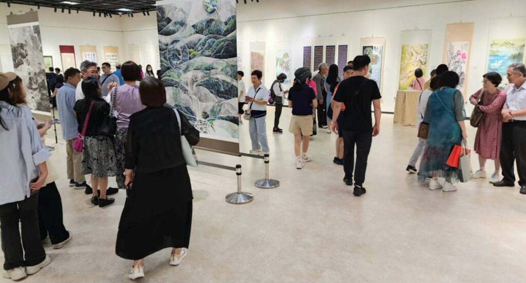 ▲開幕式現場湧入百餘位書畫界人士出席盛會,交流場面熱絡無比。(記者 辛澎祥/攝)