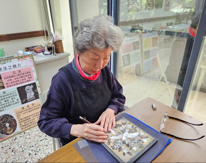 第四屆臺中市工藝師崔克英老師於駐館現場創作。(圖/文化局提供)