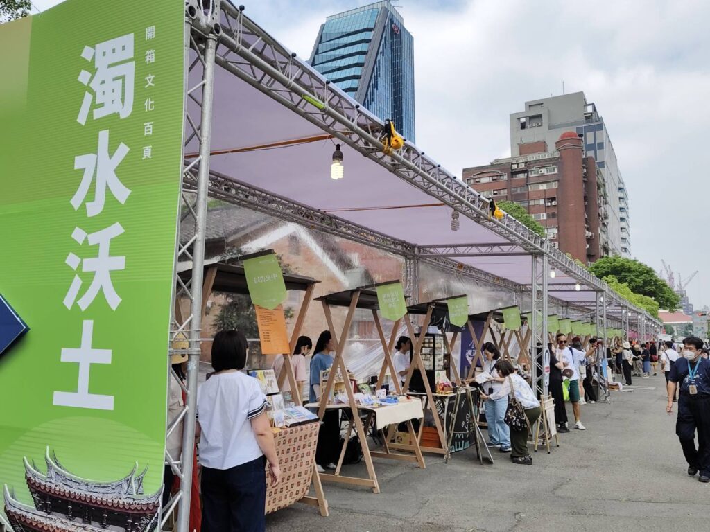 華山大草原「開箱文化百頁」市集,獲選基地展出特色文化體驗。(記者 陳安婷/攝)