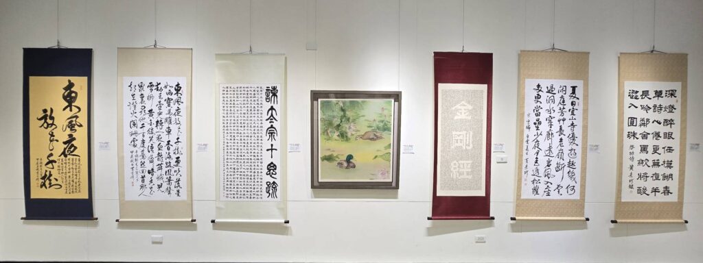 ▲多位書法老師的作品呈現豐富的文史詩情文采,極具雅趣質美。(記者 辛澎祥/攝)