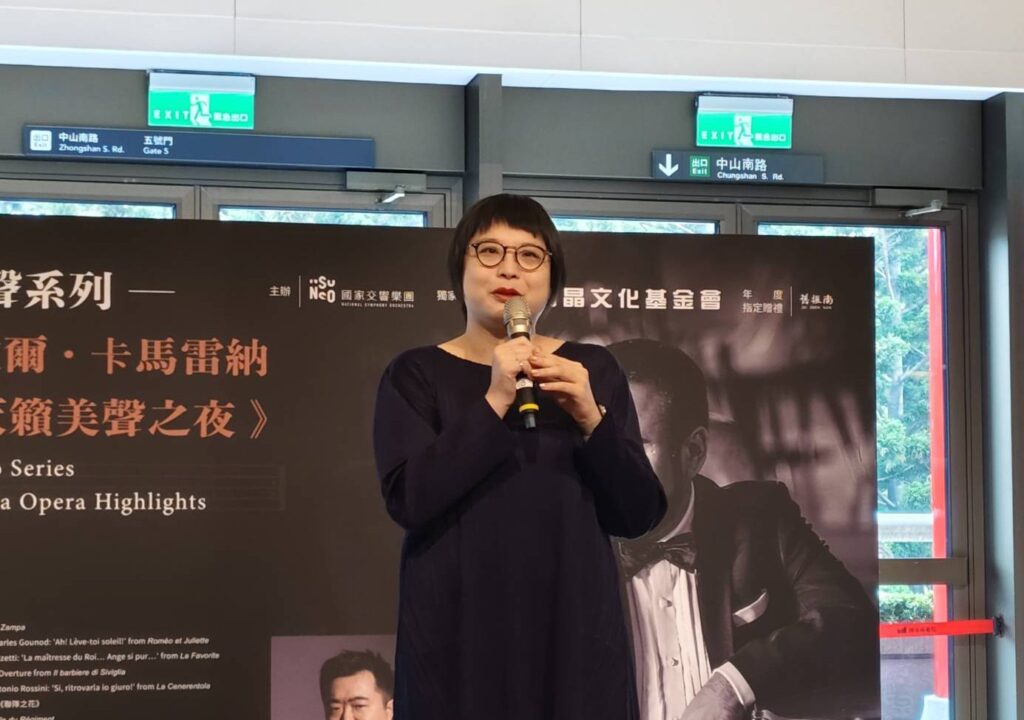國家交響樂團執行長郭玟岑指出此次音樂會所選曲目具代表性,展現了男高音的高難度技巧。(記者 陳安婷/攝)