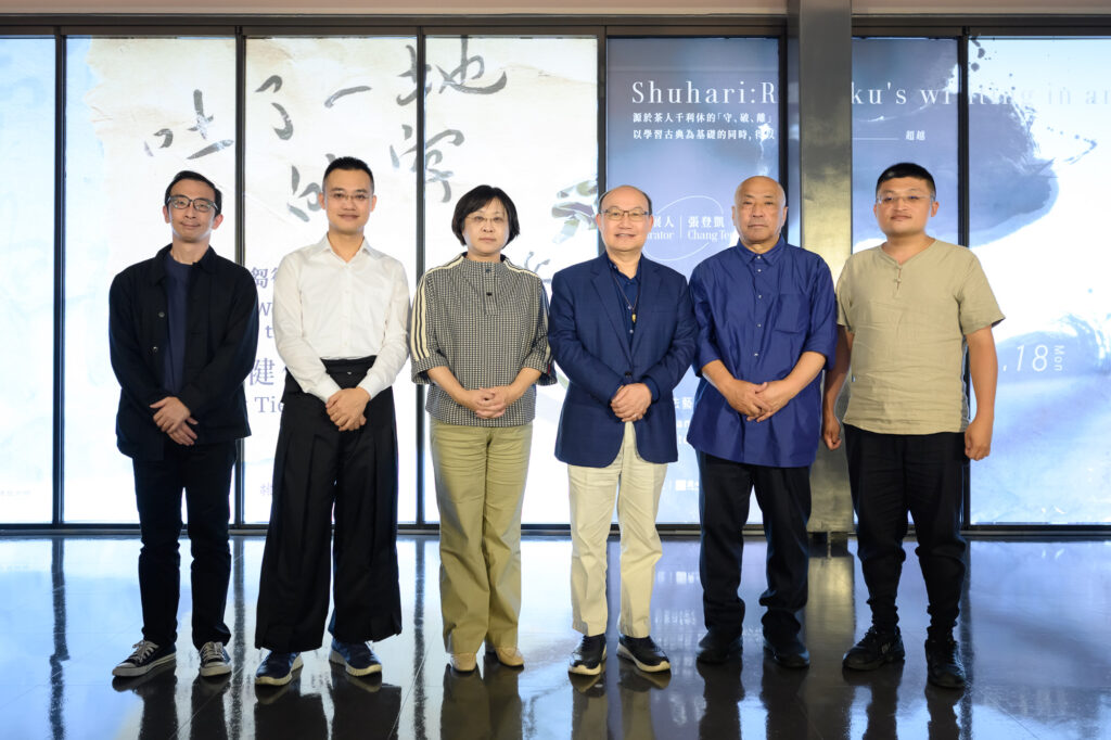 ▲桃園文化局長邱正生(右三)、桃園市立美術館代理館長張至敏(左三)、及藝術家魯朴、張天健及策展人張登凱合影。(圖/橫山書法藝術館提供)
