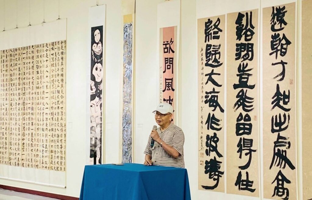 ▲中國書法學會顧問李鴻德教授,強調這次雲心書會的師生創作展,可說是書法展的指標性典範。(圖/雲心書會 提供)