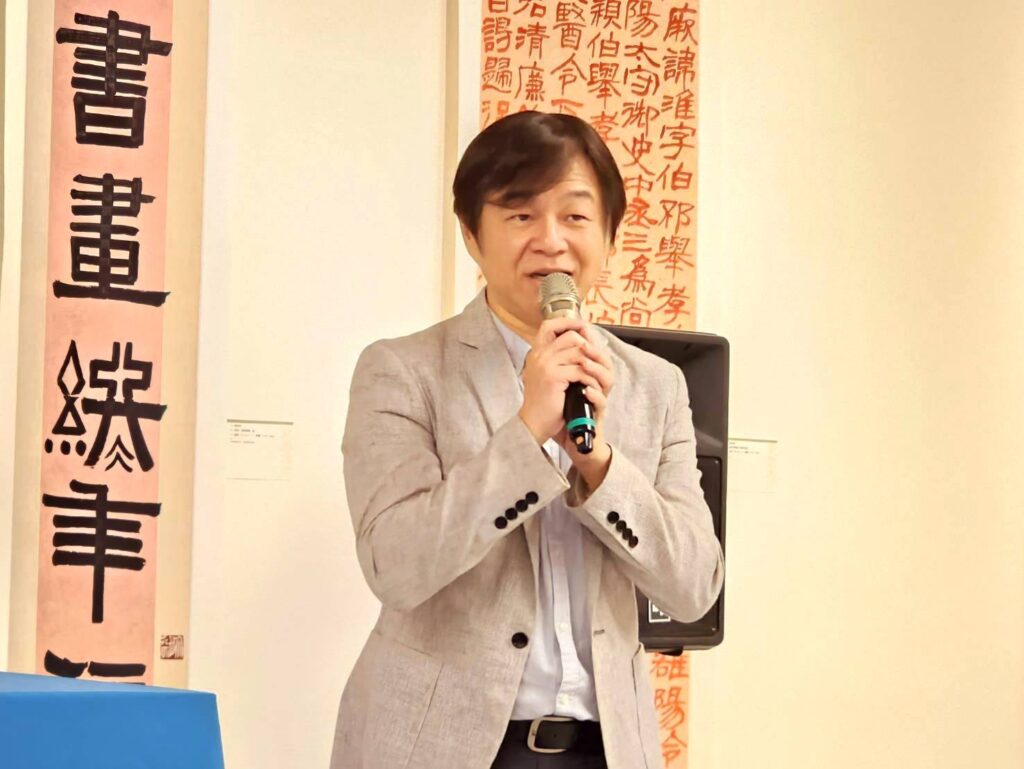 ▲華梵大學人文暨藝術學院院長黃智陽教授,致詞時表示雲心書會多年在推廣書藝所獲得的正面評價,值得讚許。(圖/雲心書會 提供)