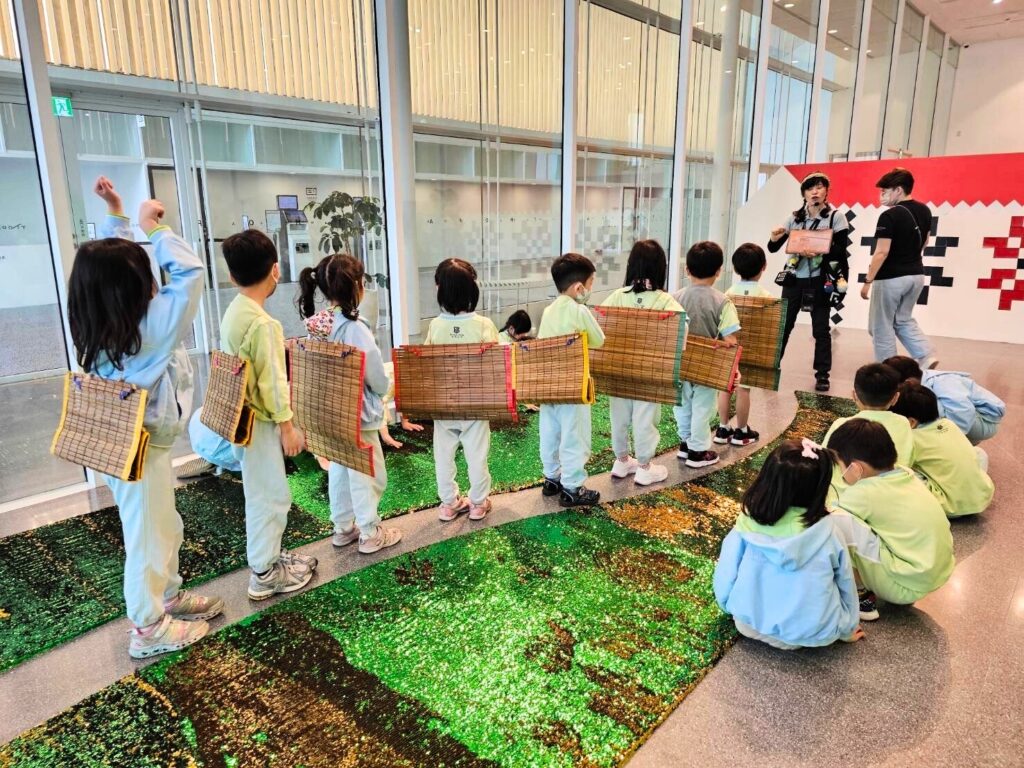 民眾愉快參觀情況。(圖/桃園市立美術館提供)