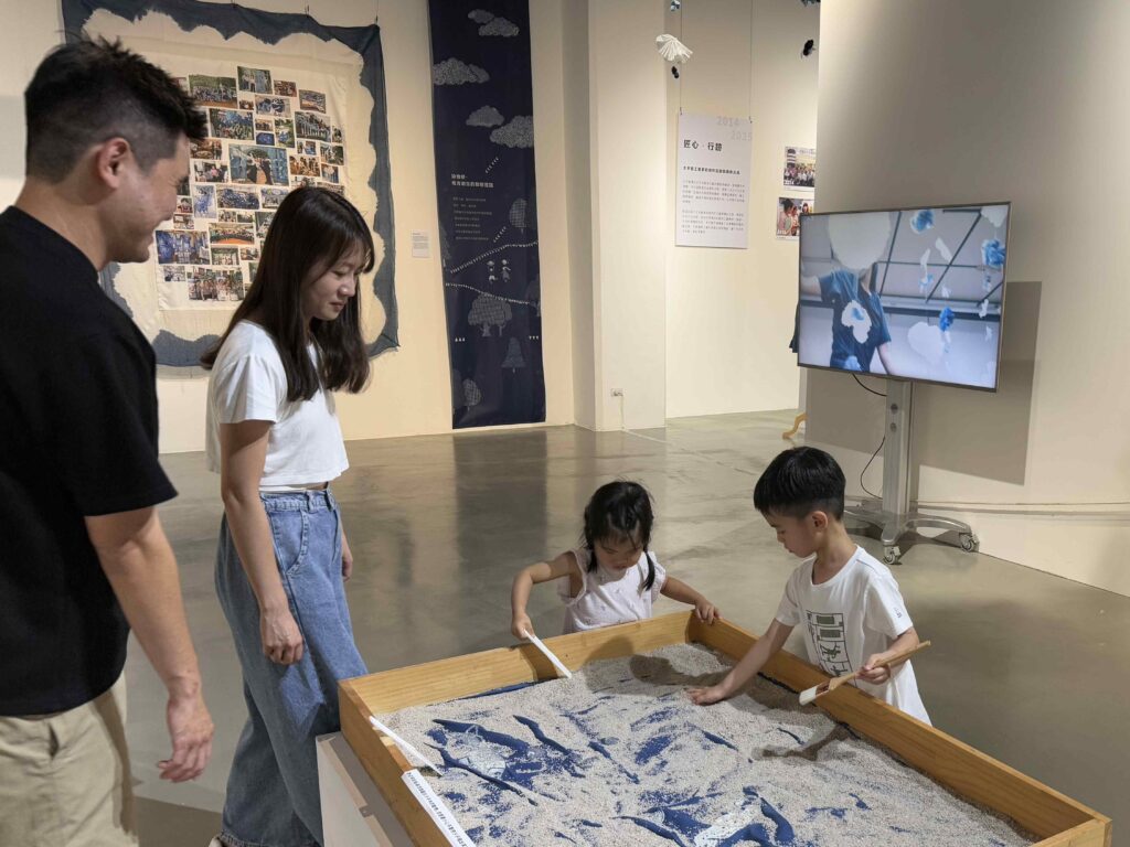 展場互動設計讓大小朋友經由考古認識頭汴坑的自然資源。(圖/纖維工藝博物館提供)