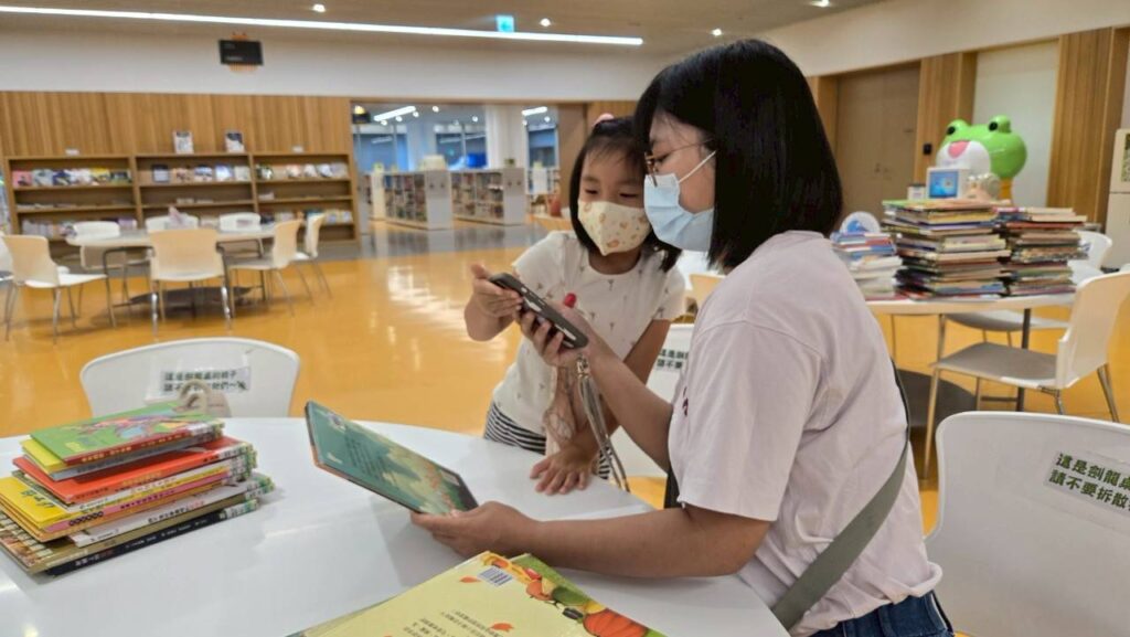 民眾透過手機或自助借書機即可輕鬆借閱。(圖/文化局提供)