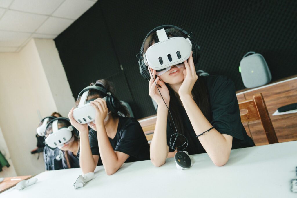 澎湖馬公國小學生體驗管風琴VR。(圖/衛武營國家藝術文化中心提供)