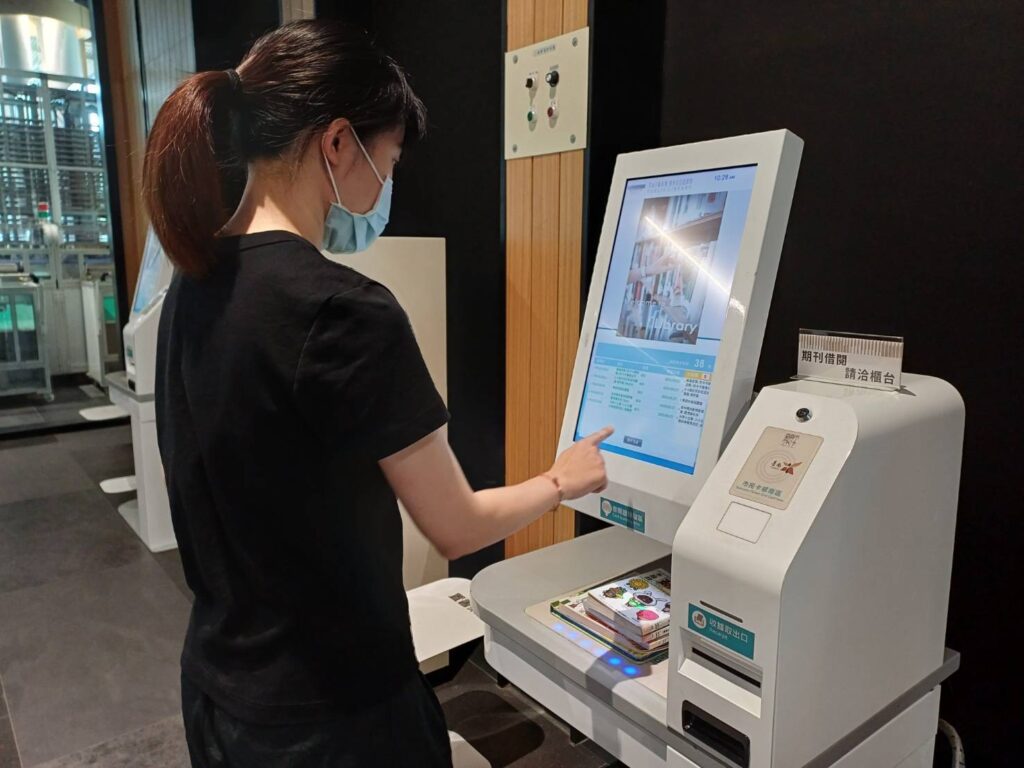 臺南市2年打造全市37區智慧圖書館,讓借書閱讀更便利。(圖/文化局提供)