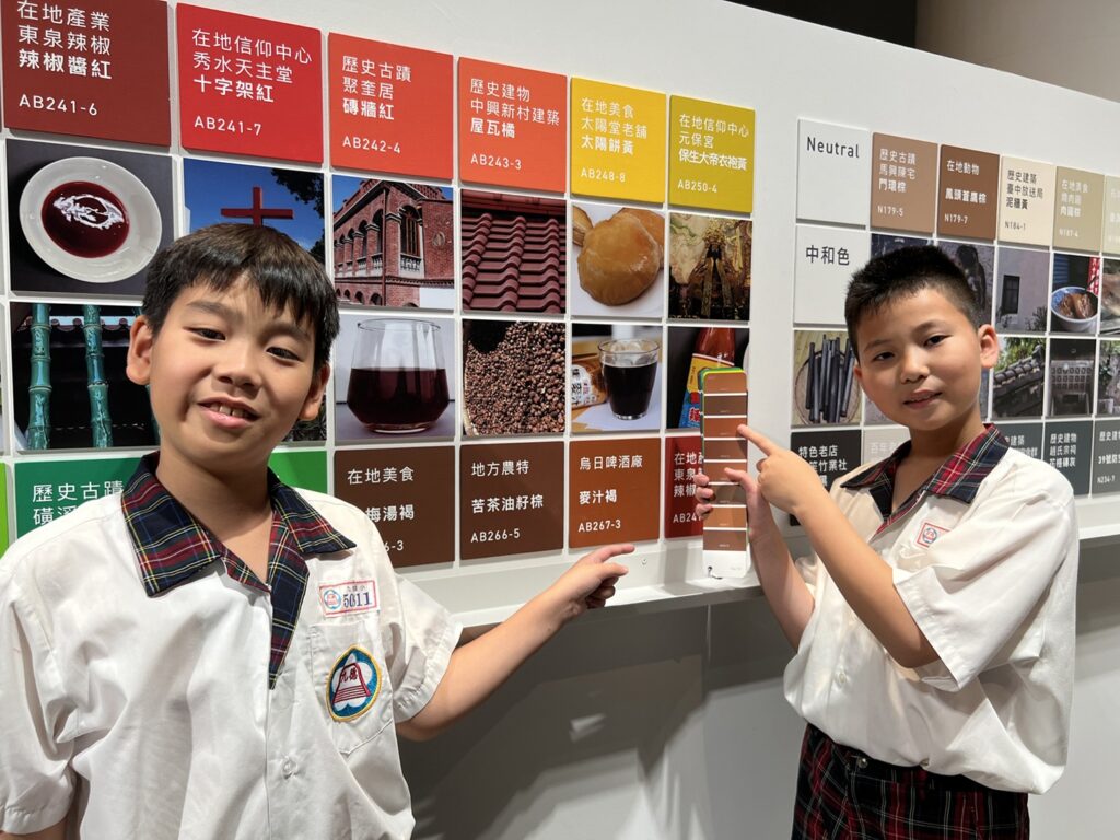 臺中市九德國小學生於 「見色彩」 體驗區由色票找出最喜歡的色彩-臺中烏日啤酒廠-麥汁褐。(圖/國美館提供)