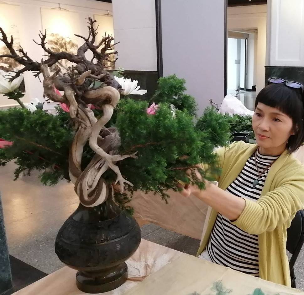 ▲花藝暨油畫家的黃碧朱老師,藉由花卉而呈現藝術創作的風華,受到業界的高度讚賞。(記者 辛澎祥/攝) ▲花藝暨油畫家的黃碧朱老師,藉由花卉而呈現藝術創作的風華,受到業界的高度讚賞。(記者 辛澎祥/攝)