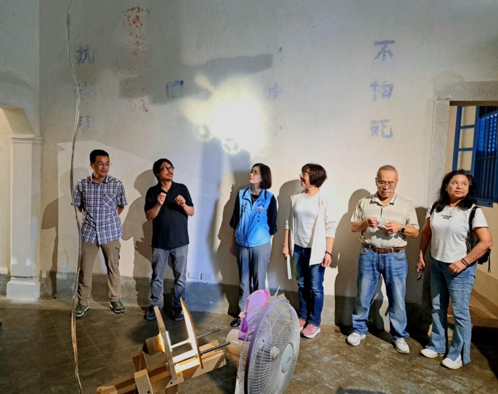 ▲進駐藝術家導覽作品「互相效力的島嶼故事」。(圖/金門文化局 提供)