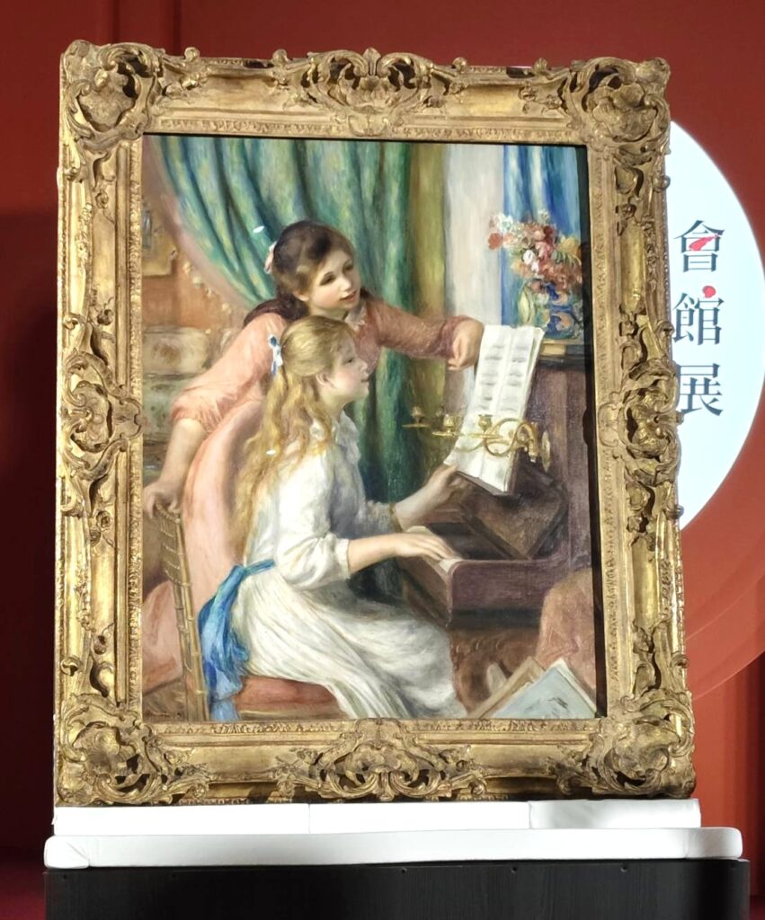 雷諾瓦「彈鋼琴的兩位少女」開箱。(記者 陳安婷/攝)