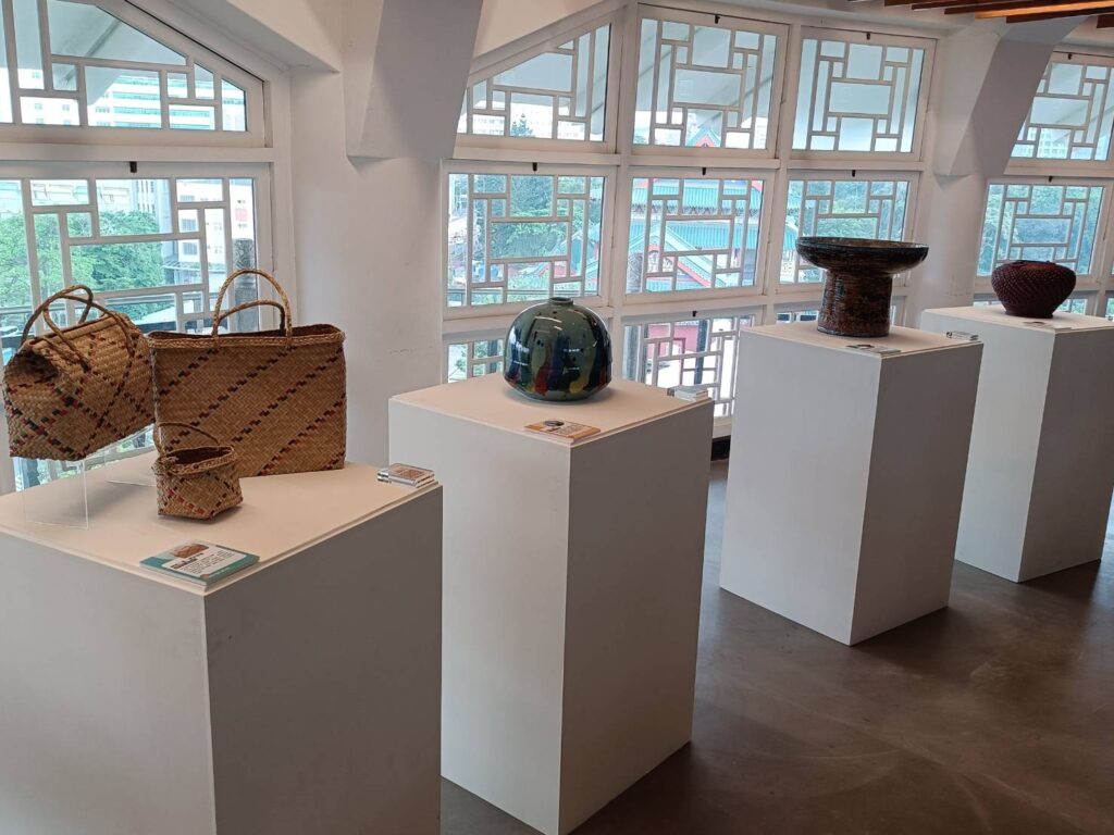 ▲四位人間國寶工藝家的原創工藝作品,留傳至今呈現不朽的精練工藝精神。(記者 辛澎祥/攝)