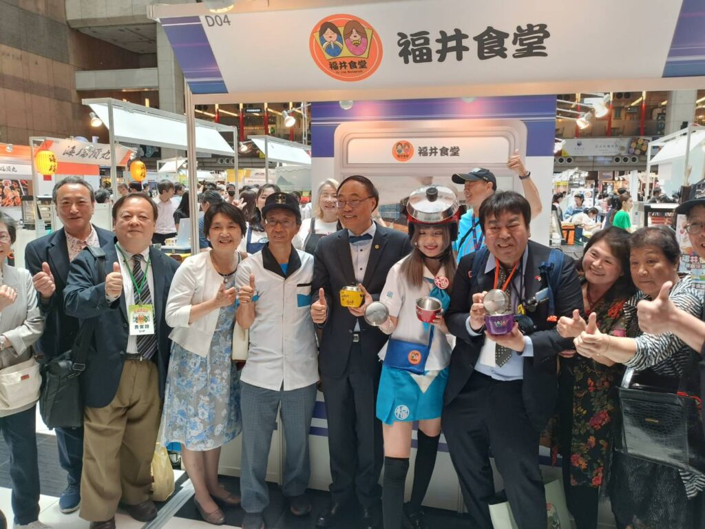 ▲曾擔任過台鐵局局長的觀光署長周永暉(中)在鐵路便當節活動會場與鐵道迷興奮合影。(記者 辛澎祥/攝)