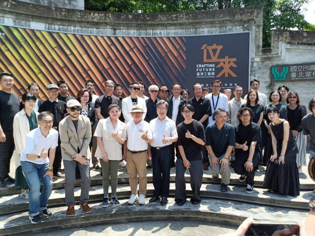 ▲出席臺灣工藝展的主協辦與工藝界人士,在展覽開幕式上開心合影留念。(記者 辛澎祥/攝)