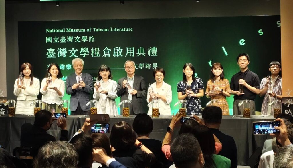 ▲文化部長李遠、文化部次長李靜慧、臺文館長陳瑩芳與作家及創作者等人,一同釀製梅酒,取創作經「時光釀造」的意涵。(記者 陳安婷/攝)