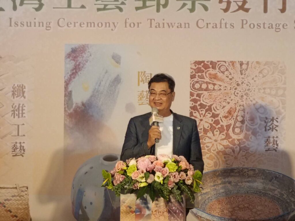 ▲曾榮獲人間國寶殊榮的臺灣工藝聯盟創會理事長陳啟村,致詞時認為工藝中心能與中華郵政跨域合作發行工藝郵票是對工藝界的一大肯定。(記者 辛澎祥/攝)