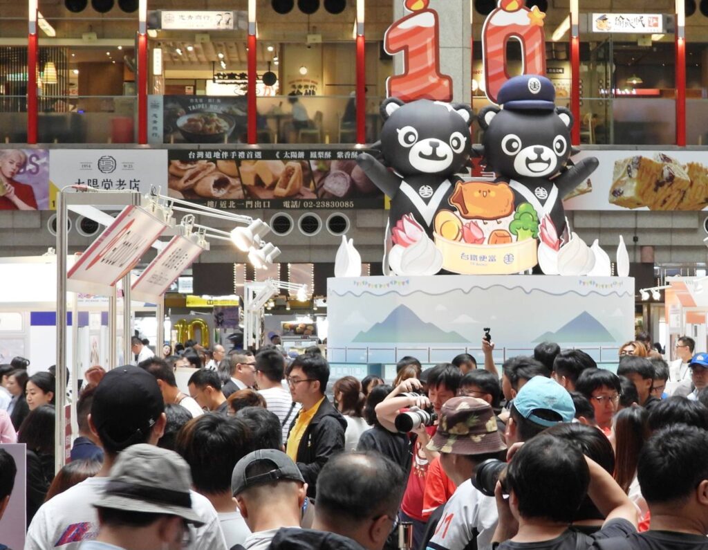 ▲鐵路便當節活動在臺鐵台北站大廳熱烈登場。(記者 辛澎祥/攝)