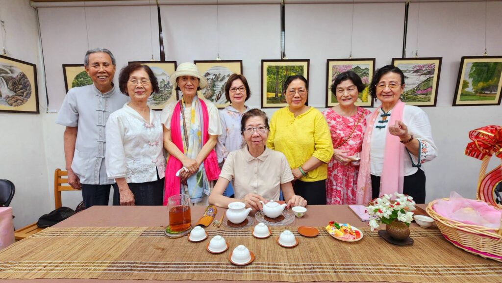 王阿勉理事長(左三)與資深的7位茶藝師在展場開心合影留念。(記者 辛澎祥/攝)